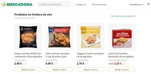 Mercadona website muestra productos para freidora de aire: patatas, pollo empanado, nuggets y lasaña. Precios desde 2,40 € a 3,25 €. Botones 